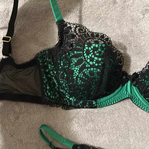 L’AGENT Brigit black and green lace lingerie set - Picture 2 of 11